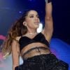 Anitta agitou fãs com danças com Lexa em palco de show