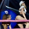 Anitta assiste bailarina Ohana Lefundes em coreografia da música 'Sin Miedo'