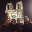 A apresentadora posa com a filha e amigos à frente da Catedral de Notre Dame ao fundo