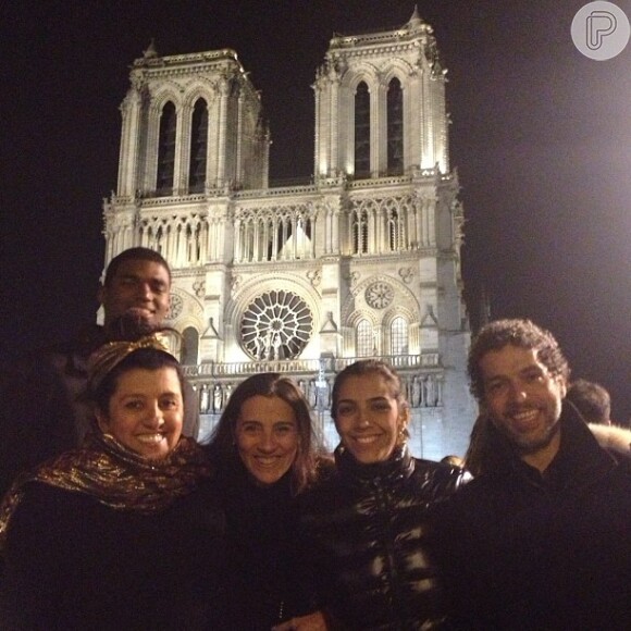 A apresentadora posa com a filha e amigos à frente da Catedral de Notre Dame ao fundo