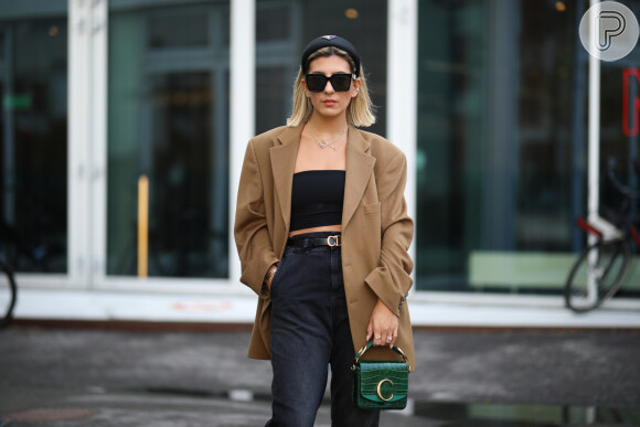 Tá na moda: a combinação arco e blazer virou queridinha entre as influencers no street style internacional