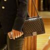 Juliana Paes usa bolsa tira colo modelo Boy da marca Chanel para passeio