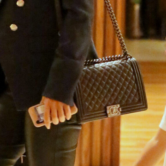 Juliana Paes usa bolsa tira colo modelo Boy da marca Chanel para passeio