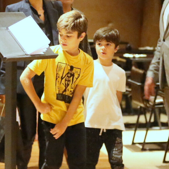 Filhos de Juliana Paes, Pedro e Antônio roubam a cena com looks estilosos em passeio