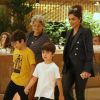 Juliana Paes leva os filhos, Pedro e Antônio, e a mãe, Regina, para jantar em família, no Village Mall, neste domingo, 24 de novembro de 2019