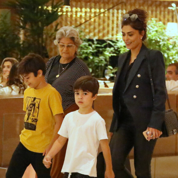 Juliana Paes leva os filhos, Pedro e Antônio, e a mãe, Regina, para jantar em família, no Village Mall, neste domingo, 24 de novembro de 2019