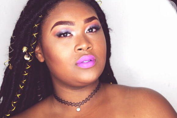 O batom roxo está conquistando muitas mulheres e é outro tom que vale investir nas promoções