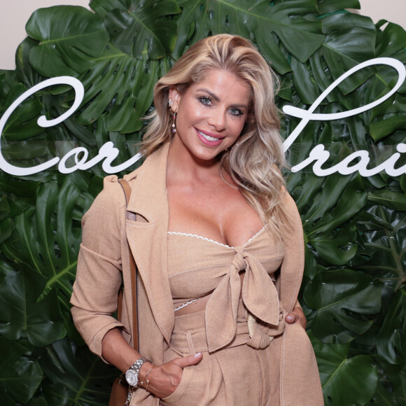 Karina Bacchi usa blazer comprido em evento nesta segunda-feira, dia 25 de novembro de 2019
