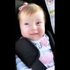 Claudia Leitte filmou a filha mais nova, Bella, de 3 meses, toda sorridente no carro