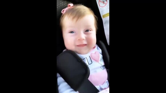 Claudia Leitte filmou a filha mais nova, Bella, de 3 meses, toda sorridente no carro