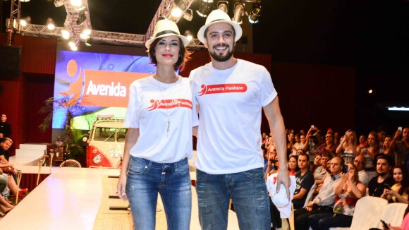 Andreia Horta e Rafael Cardoso, da novela 'Império', desfilam juntos no Paraná
