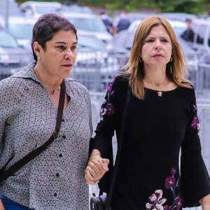 Viúva de Gugu Liberato, Rose Miriam Di Matteo chega acompanhada pela assessora Esther Rocha e visivelmente abalada ao velório do companheiro na Assembléia Legislativa de São Paulo
