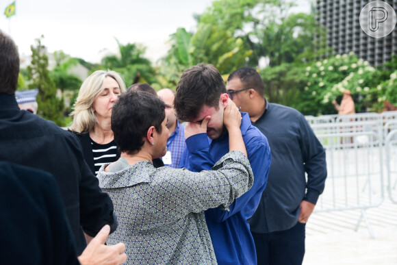 Filho de Gugu Liberato, João Augusto foi consolado por amigos e familiares ao chegar no velório do pai, na Assembléia Legislativa de São Paulo