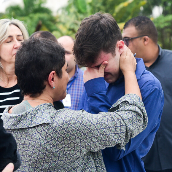 Filho de Gugu Liberato, João Augusto foi consolado por amigos e familiares ao chegar no velório do pai, na Assembléia Legislativa de São Paulo