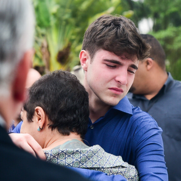 Filhos de Gugu Liberato recebem apoio e suporte após morte do pai. 'Agradeço por todas orações e suporte. Descanse em paz nos braços de Deus papai, te amo infinitamente', diz primogênito do apresentador