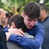 Filho de Gugu Liberato, João Augusto chora ao chegar no velório do pai em São Paulo