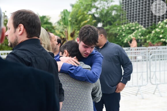 Filho de Gugu Liberato, João Augusto chora ao chegar no velório do pai em São Paulo