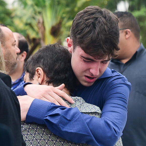 Filho de Gugu Liberato, João Augusto chora ao chegar no velório do pai em São Paulo