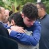 Filho de Gugu Liberato ganha abraço apertado da assessora Esther Rocha, na entrada da Alesp, ao chegar em velório do pai, em São Paulo