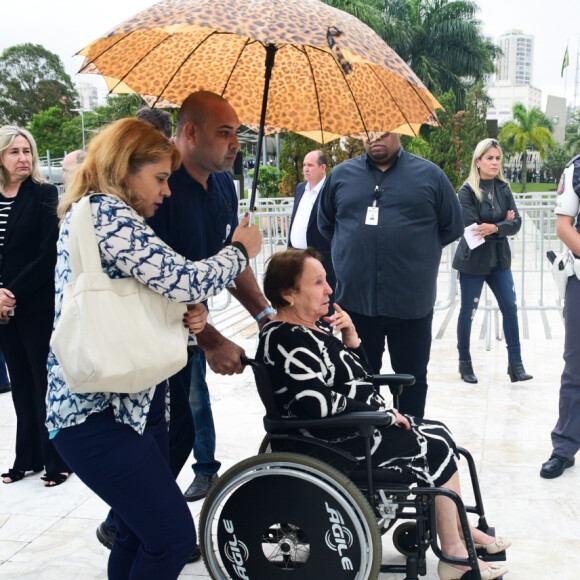 Mãe de Gugu Liberato e família não falarão com a imprensa: 'Estaremos transportando uma família completamente abalada e uma senhora de 90 anos, mãe de Gugu.Todos merecem enfrentar este duro momento com a devida privacidade, respeito e segurança', disse assessoria do apresentador