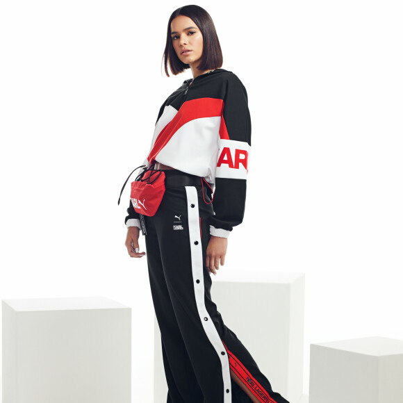 Bruna Marquezine usa look com pegada oversized em fotos publicadas nesta quinta-feira, dia 28 de novembro de 2019