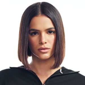 Bruna Marquezine chama atenção ao apostar em look sportwear em fotos publicadas nesta quinta-feira, dia 28 de novembro de 2019