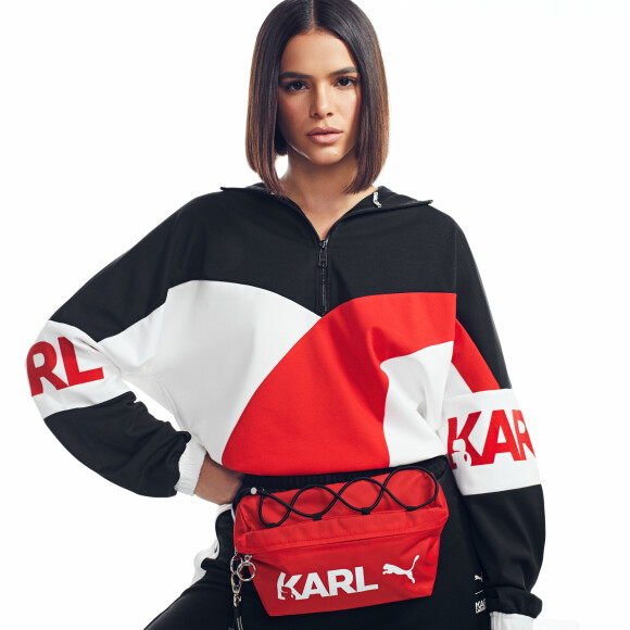 Bruna Marquezine aposta em casaco oversized com shape minimalista em fotos publicadas nesta quinta-feira, dia 28 de novembro de 2019