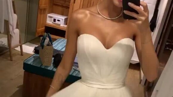 Carol Dias mostra detalhes de vestido de casamento com Kaká