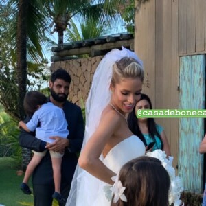 Carol Dias escolheu modelo princesa e longo véu bordado para casamento