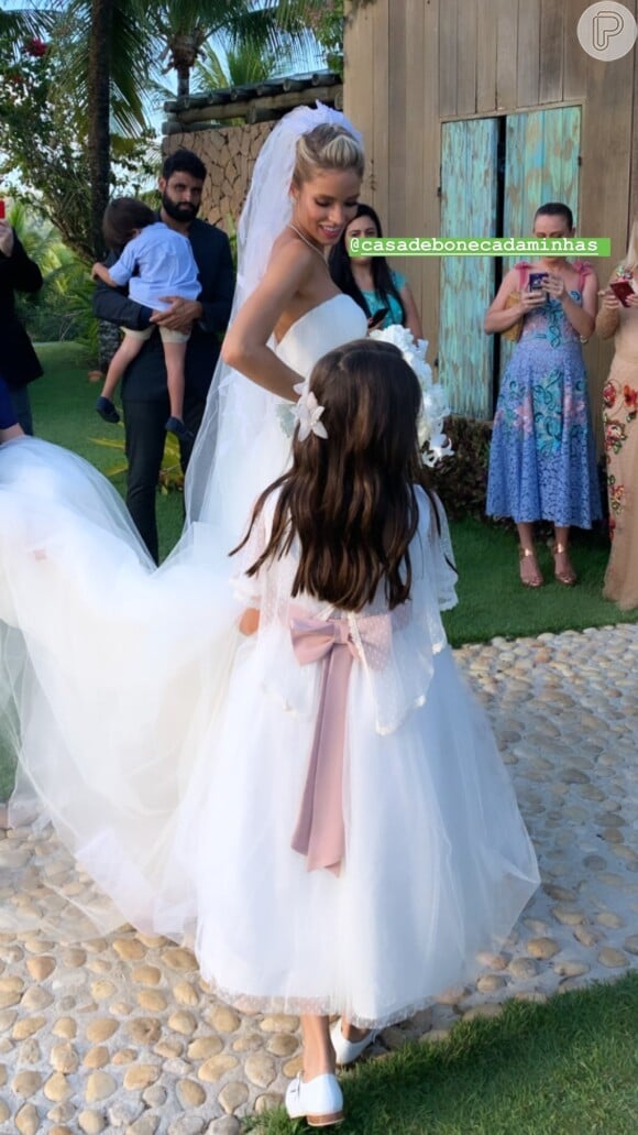 Carol Dias escolheu modelo princesa e longo véu bordado para casamento