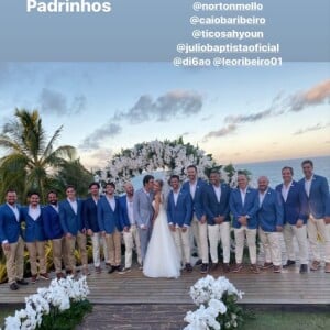 Carol Dias e Kaká posam com padrinhos em casamento