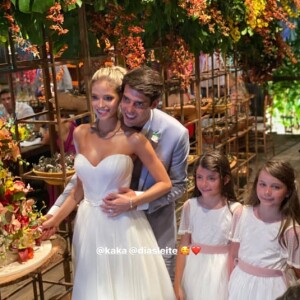 Carol Dias usou um modelo White Hall no casamento com Kaká em resort na Bahia