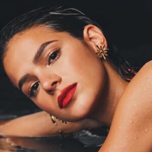 Bruna Marquezine ganha elogios por barriga seca em foto de biquíni de TBT publicada na web