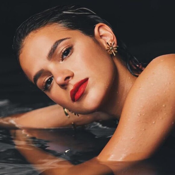 Bruna Marquezine ganha elogios por barriga seca em foto de biquíni de TBT publicada na web