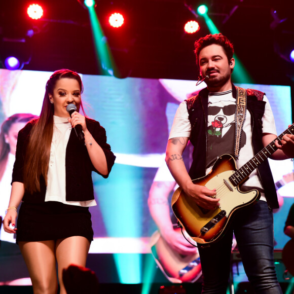Maiara apostou em conjunto preto e bordado para show com Fernando Zor