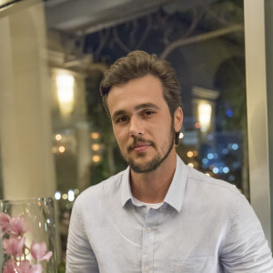Rafael (Bruno Ferrari) é o noivo de Kyra (Vitória Strada), um empreendedor apaixonado pela noiva que é dada como morta em Cancún na novela 'Salve-se Quem Puder'