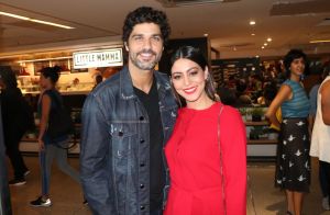 Bruno Cabrerizo prestigia a namorada, Carol Castro, em première de filme no Rio