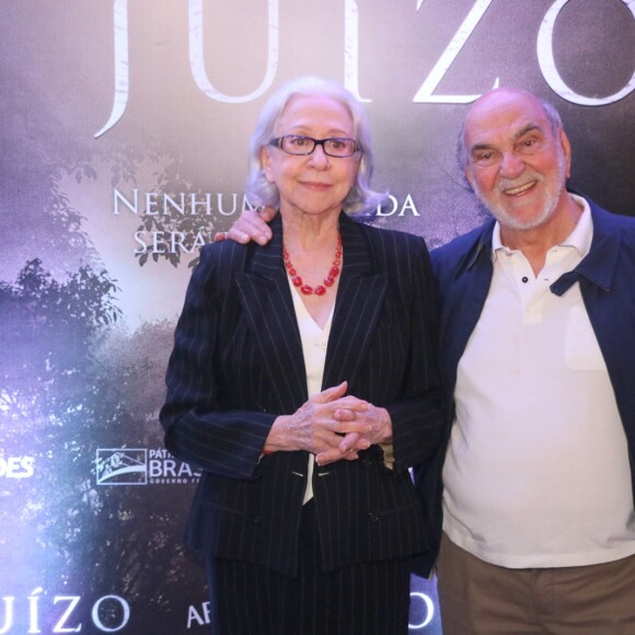 Fernanda Montenegro posa com Lima Duarte no lançamento do filme 'O Juízo' no cinema Rio Sul, no Rio de Janeiro, na noite desta terça-feira, 03 de dezembro de 2019