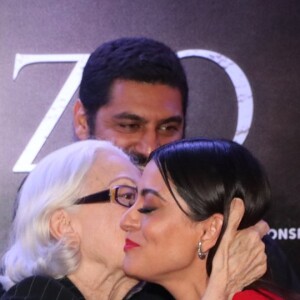 Carol Castro ganha carinho de Fernanda Montenegro em lançamento do filme 'O Juízo'