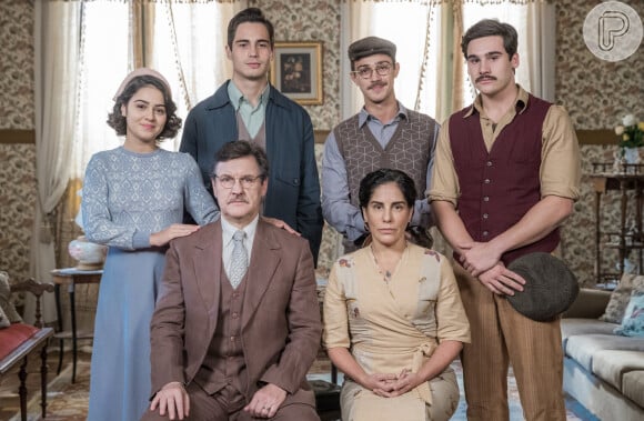 Na novela 'Éramos Seis', Lola (Gloria Pires) fica cheia de dívidas e a família passa a enfrentar dificuldades depois da morte de Júlio (Antonio Calloni)