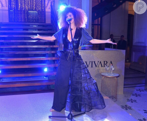 Vanessa da Mata se apresentou durante lançamento de coleção de fim de ano da Vivara