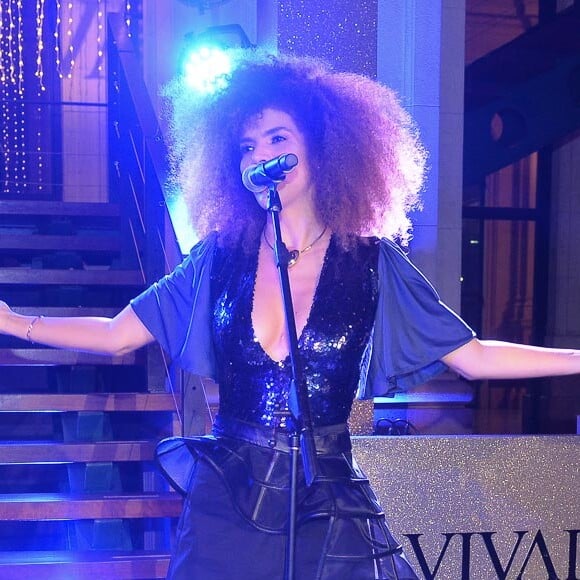 Vanessa da Mata se apresentou durante lançamento de coleção de fim de ano da Vivara