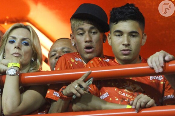 Neymar, que não passaria o Carnaval no Rio, esteve na Sapucaí prestigiar o desfile da namorada pela Grande Rio, em fevereiro de 2013