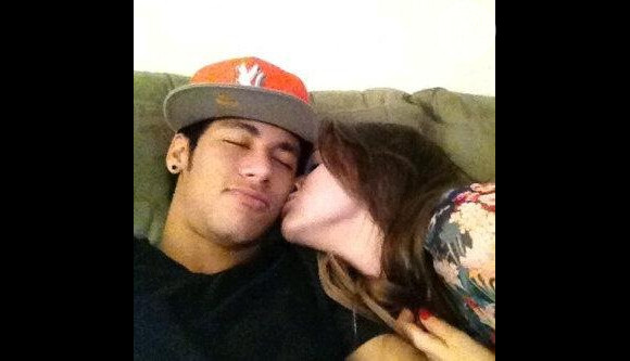 Bruna beija o rosto de Neymar na primeira foto pública dos dois, na casa de um amigo, em outubro de 2012