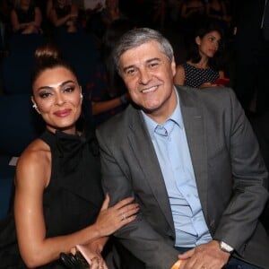 Juliana Paes posa com o jornalista Flávio Fachel no prêmio