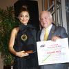 Juliana Paes recebe prêmio de Melhor Atriz da AIB