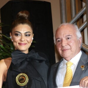 Juliana Paes recebe prêmio de Melhor Atriz da AIB