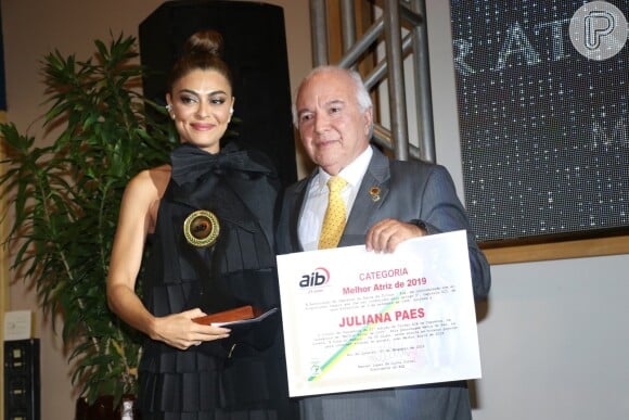 Juliana Paes recebe prêmio de Melhor Atriz da AIB