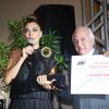 Juliana Paes discursa ao receber troféu de Melhor Atriz