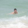 Guilherme Leicam se divertiu na praia do Recreio dos Bandeirantes, na Zona Oeste do Rio de Janeiro, na manhã desta segunda-feira, 20 de outubro de 2014. De short branco, o ator mostrou a boa forma que vai exibir na pele de seu personagem na novela 'Alto Astral', o nadador Gustavo